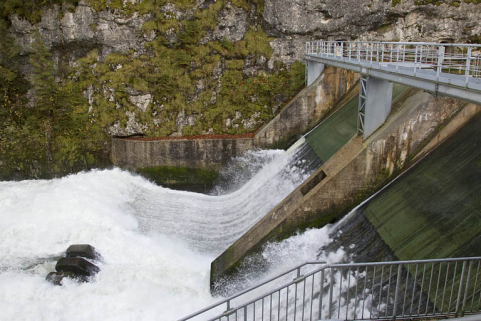 Barrage : vue plongeante sur les vannes toit. © Région Bourgogne-Franche-Comté, Inventaire du patrimoine Barrage : vue plongeante sur les vannes toit. © Région Bourgogne-Franche-Comté, Inventaire du patrimoine