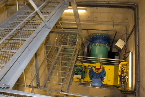 Barrage : intérieur de la centrale du groupe de restitution. © Région Bourgogne-Franche-Comté, Inventaire du patrimoine Barrage : intérieur de la centrale du groupe de restitution. © Région Bourgogne-Franche-Comté, Inventaire du patrimoine