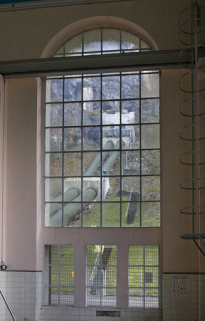 Conduite forcée, vue depuis l'intérieur de la salle des machines. © Région Bourgogne-Franche-Comté, Inventaire du patrimoine Conduite forcée, vue depuis l'intérieur de la salle des machines. © Région Bourgogne-Franche-Comté, Inventaire du patrimoine