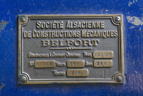 Groupe n° 2 : plaque signalétique de l'alternateur. © Région Bourgogne-Franche-Comté, Inventaire du patrimoine