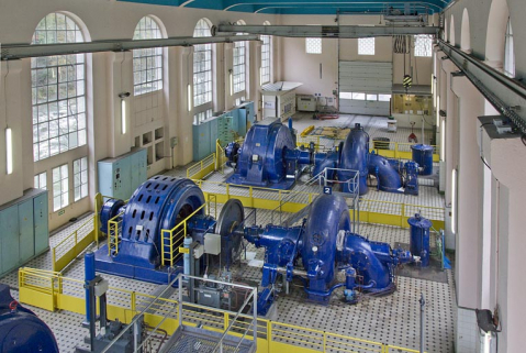 Centrale : vue plongeante à l'intérieur de la salle des machines. © Région Bourgogne-Franche-Comté, Inventaire du patrimoine Centrale : vue plongeante à l'intérieur de la salle des machines. © Région Bourgogne-Franche-Comté, Inventaire du patrimoine