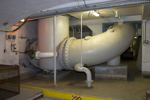 Groupe n° 1 : conduites d'amenée d'eau, à l'étage de soubassement. © Région Bourgogne-Franche-Comté, Inventaire du patrimoine