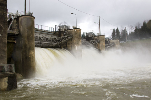 Le barrage en période de crue, depuis l'aval. © Région Bourgogne-Franche-Comté, Inventaire du patrimoine Le barrage en période de crue, depuis l'aval. © Région Bourgogne-Franche-Comté, Inventaire du patrimoine