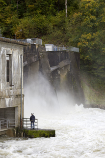 Agent EDF observant les remous à l'aval du barrage, en période de crue. © Région Bourgogne-Franche-Comté, Inventaire du patrimoine Agent EDF observant les remous à l'aval du barrage, en période de crue. © Région Bourgogne-Franche-Comté, Inventaire du patrimoine