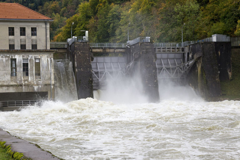 Le barrage vu de l'aval, en période de crue. © Région Bourgogne-Franche-Comté, Inventaire du patrimoine Le barrage vu de l'aval, en période de crue. © Région Bourgogne-Franche-Comté, Inventaire du patrimoine