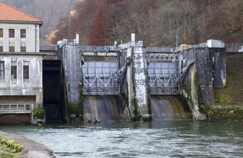 Le barrage vu de l'aval. © Région Bourgogne-Franche-Comté, Inventaire du patrimoine Le barrage vu de l'aval. © Région Bourgogne-Franche-Comté, Inventaire du patrimoine