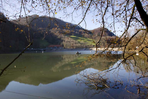 Digue et retenue, depuis l'amont. © Région Bourgogne-Franche-Comté, Inventaire du patrimoine Digue et retenue, depuis l'amont. © Région Bourgogne-Franche-Comté, Inventaire du patrimoine