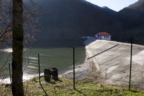 La digue depuis la rive droite. © Région Bourgogne-Franche-Comté, Inventaire du patrimoine La digue depuis la rive droite. © Région Bourgogne-Franche-Comté, Inventaire du patrimoine