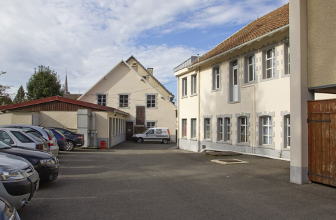 Atelier rehaussé en 1923-1924, depuis le fond de la cour. © Région Bourgogne-Franche-Comté, Inventaire du patrimoine