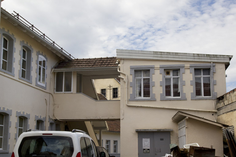 Passerelle reliant l'atelier de 1912 et celui rehaussé en 1923-1924 : façade postérieure.  © Région Bourgogne-Franche-Comté, Inventaire du patrimoine
