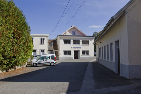Bureau et atelier rehaussé en 1923-1924, depuis l'entrée de la cour. © Région Bourgogne-Franche-Comté, Inventaire du patrimoine
