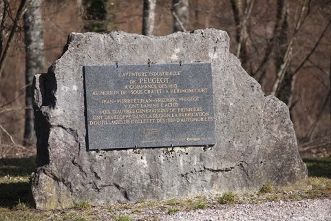 Etang de la Chapotte. Plaque commémorative Peugeot. © Région Bourgogne-Franche-Comté, Inventaire du patrimoine