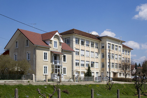 Façade antérieure, vue en enfilade depuis l'ouest. © Région Bourgogne-Franche-Comté, Inventaire du patrimoine