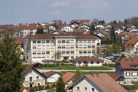 Une usine des années 1950 (architectes Oesch et Rossier) aux années 2000 : usine de taille de pierres pour l'horlogerie, de décolletage et de polissage Rubis-Précis (18 rue de Besançon). © Région Bourgogne-Franche-Comté, Inventaire du patrimoine