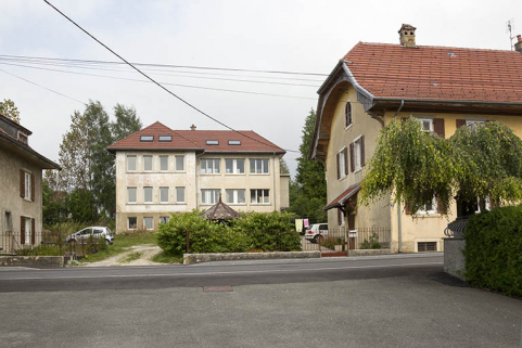 Vue d'ensemble, depuis l'est. De gauche à droite : ancien logement Erard-Jeannoutot (n° 14), usine et logement patronal (ancienne maison Tirolle, n° 10). © Région Bourgogne-Franche-Comté, Inventaire du patrimoine Vue d'ensemble, depuis l'est. De gauche à droite : ancien logement Erard-Jeannoutot (n° 14), usine et logement patronal (ancienne maison Tirolle, n° 10). © Région Bourgogne-Franche-Comté, Inventaire du patrimoine
