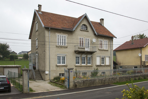 Façades antérieure et latérale gauche. © Région Bourgogne-Franche-Comté, Inventaire du patrimoine Façades antérieure et latérale gauche. © Région Bourgogne-Franche-Comté, Inventaire du patrimoine