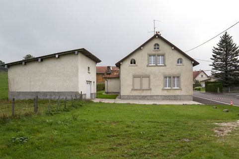 Vue d'ensemble, depuis le sud-ouest (garage et façade latérale gauche du bâtiment). © Région Bourgogne-Franche-Comté, Inventaire du patrimoine Vue d'ensemble, depuis le sud-ouest (garage et façade latérale gauche du bâtiment). © Région Bourgogne-Franche-Comté, Inventaire du patrimoine