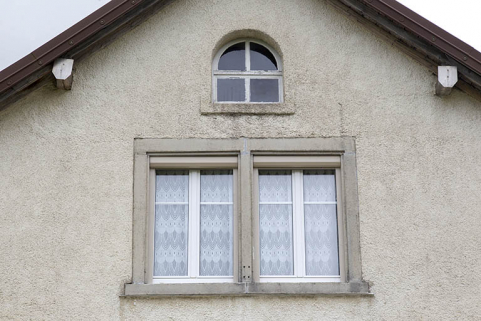 Façade latérale gauche : fenêtre horlogère et fenêtre du comble. © Région Bourgogne-Franche-Comté, Inventaire du patrimoine Façade latérale gauche : fenêtre horlogère et fenêtre du comble. © Région Bourgogne-Franche-Comté, Inventaire du patrimoine