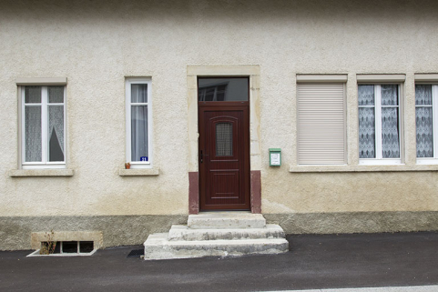 Façade antérieure : porte et fenêtres multiples. © Région Bourgogne-Franche-Comté, Inventaire du patrimoine Façade antérieure : porte et fenêtres multiples. © Région Bourgogne-Franche-Comté, Inventaire du patrimoine