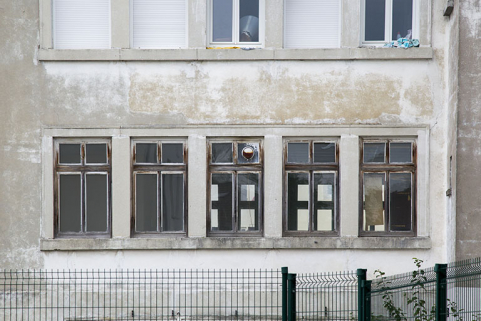 Façade postérieure : fenêtres multiples. © Région Bourgogne-Franche-Comté, Inventaire du patrimoine Façade postérieure : fenêtres multiples. © Région Bourgogne-Franche-Comté, Inventaire du patrimoine