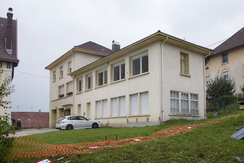 Usine, vue de trois quarts droite. A gauche, l'arrière du logement patronal. © Région Bourgogne-Franche-Comté, Inventaire du patrimoine Usine, vue de trois quarts droite. A gauche, l'arrière du logement patronal. © Région Bourgogne-Franche-Comté, Inventaire du patrimoine