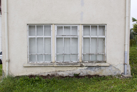 Usine : fenêtres multiples de la façade latérale droite. © Région Bourgogne-Franche-Comté, Inventaire du patrimoine Usine : fenêtres multiples de la façade latérale droite. © Région Bourgogne-Franche-Comté, Inventaire du patrimoine