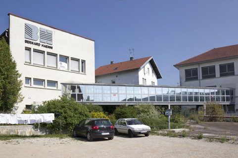 Usine, 2e corps de bâtiment (extrémité de la façade postérieure à droite) et passerelle de liaison avec l'ancien site Léon-Georges Petit. © Région Bourgogne-Franche-Comté, Inventaire du patrimoine Usine, 2e corps de bâtiment (extrémité de la façade postérieure à droite) et passerelle de liaison avec l'ancien site Léon-Georges Petit. © Région Bourgogne-Franche-Comté, Inventaire du patrimoine