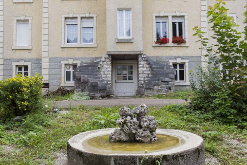 Maison : escalier et fenêtres horlogères sur la façade postérieure. © Région Bourgogne-Franche-Comté, Inventaire du patrimoine Maison : escalier et fenêtres horlogères sur la façade postérieure. © Région Bourgogne-Franche-Comté, Inventaire du patrimoine