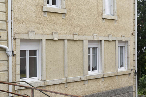 Maison : fenêtres multiples de la façade latérale droite. © Région Bourgogne-Franche-Comté, Inventaire du patrimoine Maison : fenêtres multiples de la façade latérale droite. © Région Bourgogne-Franche-Comté, Inventaire du patrimoine