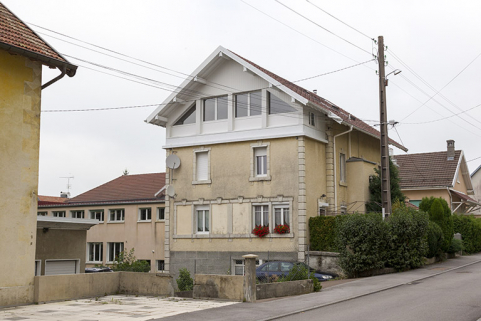 Maison : façades antérieure et latérale gauche. © Région Bourgogne-Franche-Comté, Inventaire du patrimoine Maison : façades antérieure et latérale gauche. © Région Bourgogne-Franche-Comté, Inventaire du patrimoine