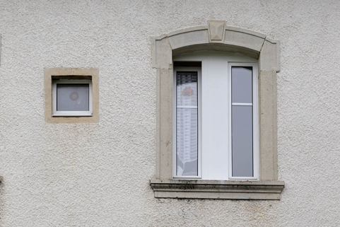 Logement patronal, façade postérieure : fenêtre du 1er étage. © Région Bourgogne-Franche-Comté, Inventaire du patrimoine Logement patronal, façade postérieure : fenêtre du 1er étage. © Région Bourgogne-Franche-Comté, Inventaire du patrimoine