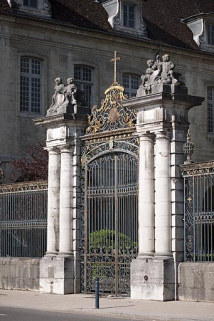 Le portail d'entrée de la cour. © Région Bourgogne-Franche-Comté, Inventaire du patrimoine