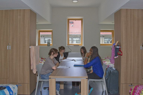 Bâtiment D (internat) : l'une des chambres rénovées. © Région Bourgogne-Franche-Comté, Inventaire du patrimoine Bâtiment D (internat) : l'une des chambres rénovées. © Région Bourgogne-Franche-Comté, Inventaire du patrimoine