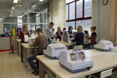 Bâtiment B, optique-lunetterie (1er étage) : ensemble de machines à déborder. Meuleuses MD2, d'Essilor. © Région Bourgogne-Franche-Comté, Inventaire du patrimoine Bâtiment B, optique-lunetterie (1er étage) : ensemble de machines à déborder. Meuleuses MD2, d'Essilor. © Région Bourgogne-Franche-Comté, Inventaire du patrimoine