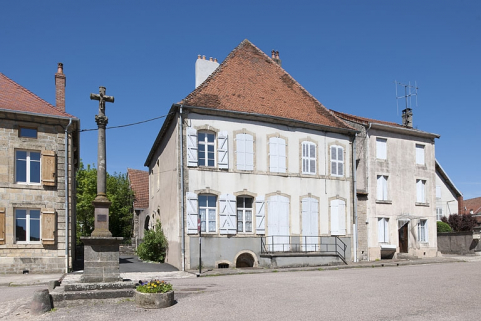 Vue générale de trois quarts gauche. © Région Bourgogne-Franche-Comté, Inventaire du patrimoine