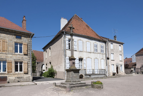 Vue générale de trois quarts gauche. © Région Bourgogne-Franche-Comté, Inventaire du patrimoine