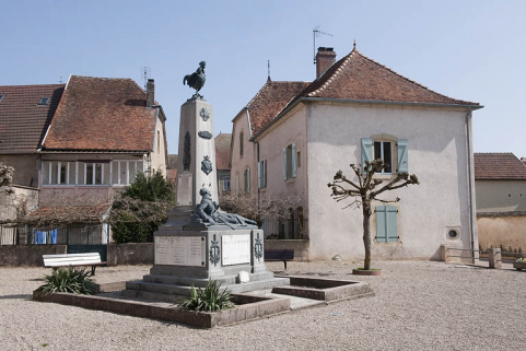 Vue générale depuis la Grande Rue. © Région Bourgogne-Franche-Comté, Inventaire du patrimoine Vue générale depuis la Grande Rue. © Région Bourgogne-Franche-Comté, Inventaire du patrimoine