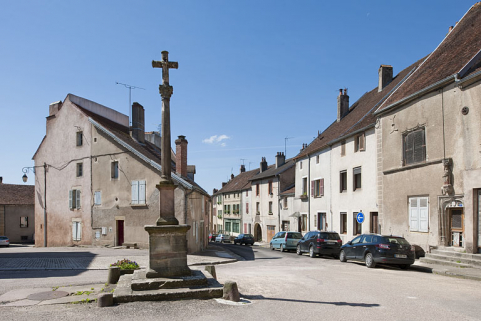 Place de la Mairie (ancienne place de la Belle Croix), vers laquelle convergent les rues secondaires (rues de l'Official, Bossuet, Pradier et Thiers). © Région Bourgogne-Franche-Comté, Inventaire du patrimoine Place de la Mairie (ancienne place de la Belle Croix), vers laquelle convergent les rues secondaires (rues de l'Official, Bossuet, Pradier et Thiers). © Région Bourgogne-Franche-Comté, Inventaire du patrimoine