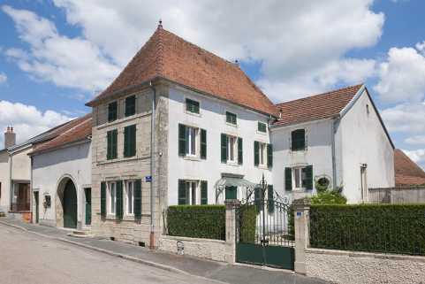 Maison, 2 rue du Général Rebillot : exemple de maison au volume imposant, construite au nord de la cité et attenante à une ferme. © Région Bourgogne-Franche-Comté, Inventaire du patrimoine