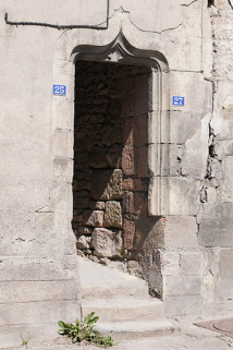 Maison 25 et 27 Grande Rue : la porte, qui ouvre sur un couloir traversant menant à la cour, possède un linteau en accolade (17e siècle ?).  © Région Bourgogne-Franche-Comté, Inventaire du patrimoine