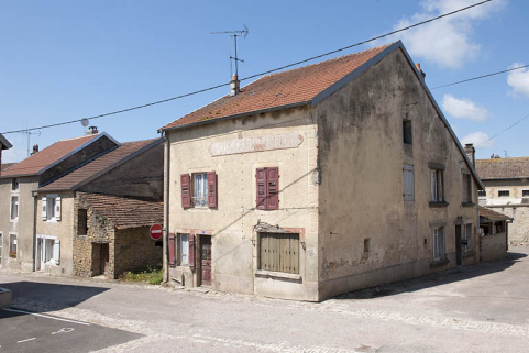 Maison de commerçant, 13 rue des Ruaux : exemple d'un ancien commerce (boucherie Mantez) situé hors des limites du bourg fortifié. © Région Bourgogne-Franche-Comté, Inventaire du patrimoine