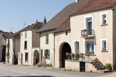 Vue générale des maisons le long de la Grande Rue face au square. © Région Bourgogne-Franche-Comté, Inventaire du patrimoine