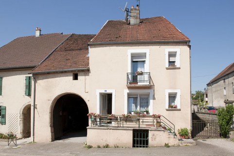 Maison, 9 Grande Rue : exemple de maison à rez-de-chaussée surélevé sur cave. © Région Bourgogne-Franche-Comté, Inventaire du patrimoine