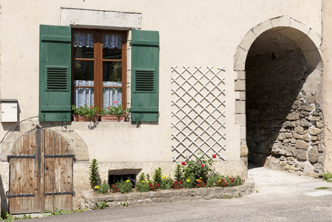 Maison, 7 Grande Rue, détail : le rez-de-chaussée surélevé sur cave. A droite, l'entrée de la rue de la Liberté (ou "treige") en direction de la rue des Ruaux. © Région Bourgogne-Franche-Comté, Inventaire du patrimoine