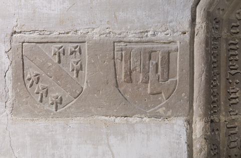 Chapelle à gauche du choeur : écus armoriés. © Région Bourgogne-Franche-Comté, Inventaire du patrimoine Chapelle à gauche du choeur : écus armoriés. © Région Bourgogne-Franche-Comté, Inventaire du patrimoine