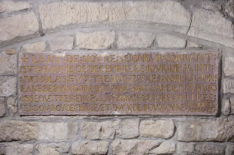 Chapelle du Miracle des Saintes-Hosties : pierre sépulcrale de Jean de Bourgogne. © Région Bourgogne-Franche-Comté, Inventaire du patrimoine Chapelle du Miracle des Saintes-Hosties : pierre sépulcrale de Jean de Bourgogne. © Région Bourgogne-Franche-Comté, Inventaire du patrimoine