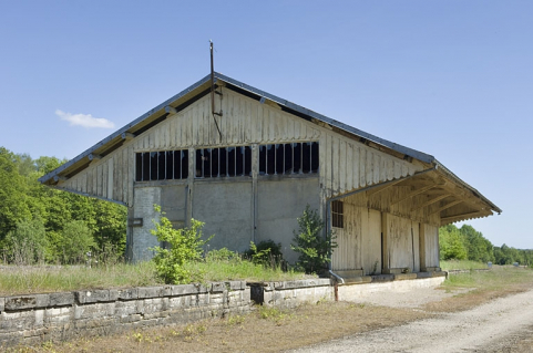 Gare des marchandises vue de trois-quarts. © Région Bourgogne-Franche-Comté, Inventaire du patrimoine Gare des marchandises vue de trois-quarts. © Région Bourgogne-Franche-Comté, Inventaire du patrimoine