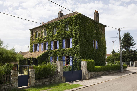 Façade postérieure, vue de trois quarts droit. © Région Bourgogne-Franche-Comté, Inventaire du patrimoine Façade postérieure, vue de trois quarts droit. © Région Bourgogne-Franche-Comté, Inventaire du patrimoine