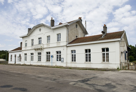Bâtiment des voyageurs : vue générale depuis l'esplanade. © Région Bourgogne-Franche-Comté, Inventaire du patrimoine Bâtiment des voyageurs : vue générale depuis l'esplanade. © Région Bourgogne-Franche-Comté, Inventaire du patrimoine