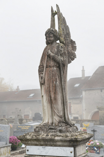 Tombeau du docteur Michel Roidot : ange tenant un chalemie. © Région Bourgogne-Franche-Comté, Inventaire du patrimoine